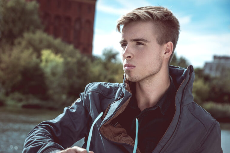 アッシュグレーに似合うメンズの髪型 ヘアスタイルを徹底紹介 男性の美容情報ならmenzbe メンズビー